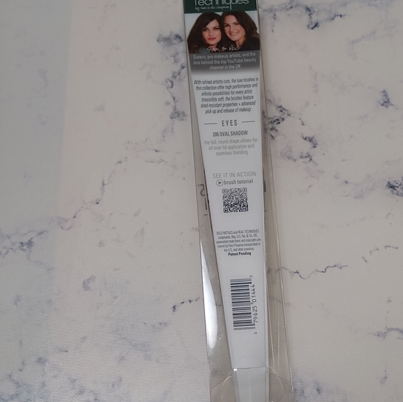 Real Techniques Bold Metals Collection 200 OVAL SHADOW BRUSH New In Box - Picture 3 of 4
